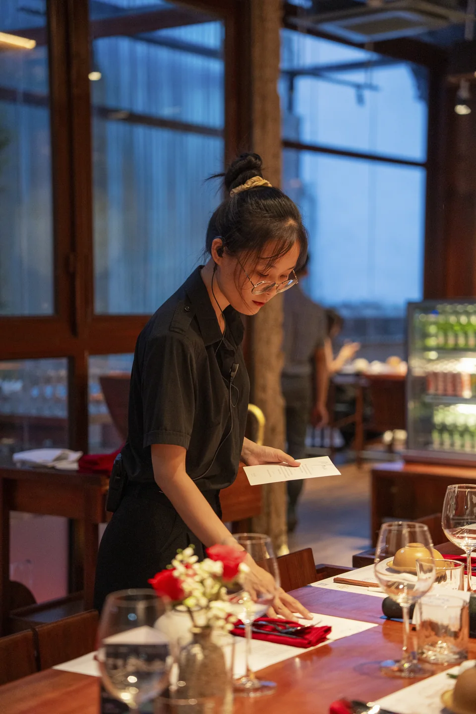 MiRi Hôm 团队成员检查私人用餐的餐桌布置