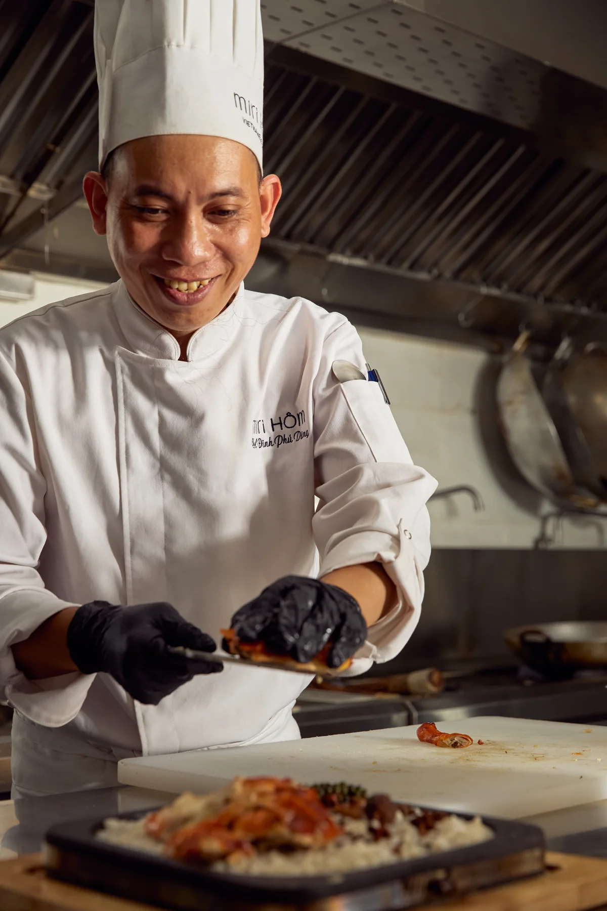 Head Chef Đinh Phú Dũng preparing food in the MiRi Hôm kitchen