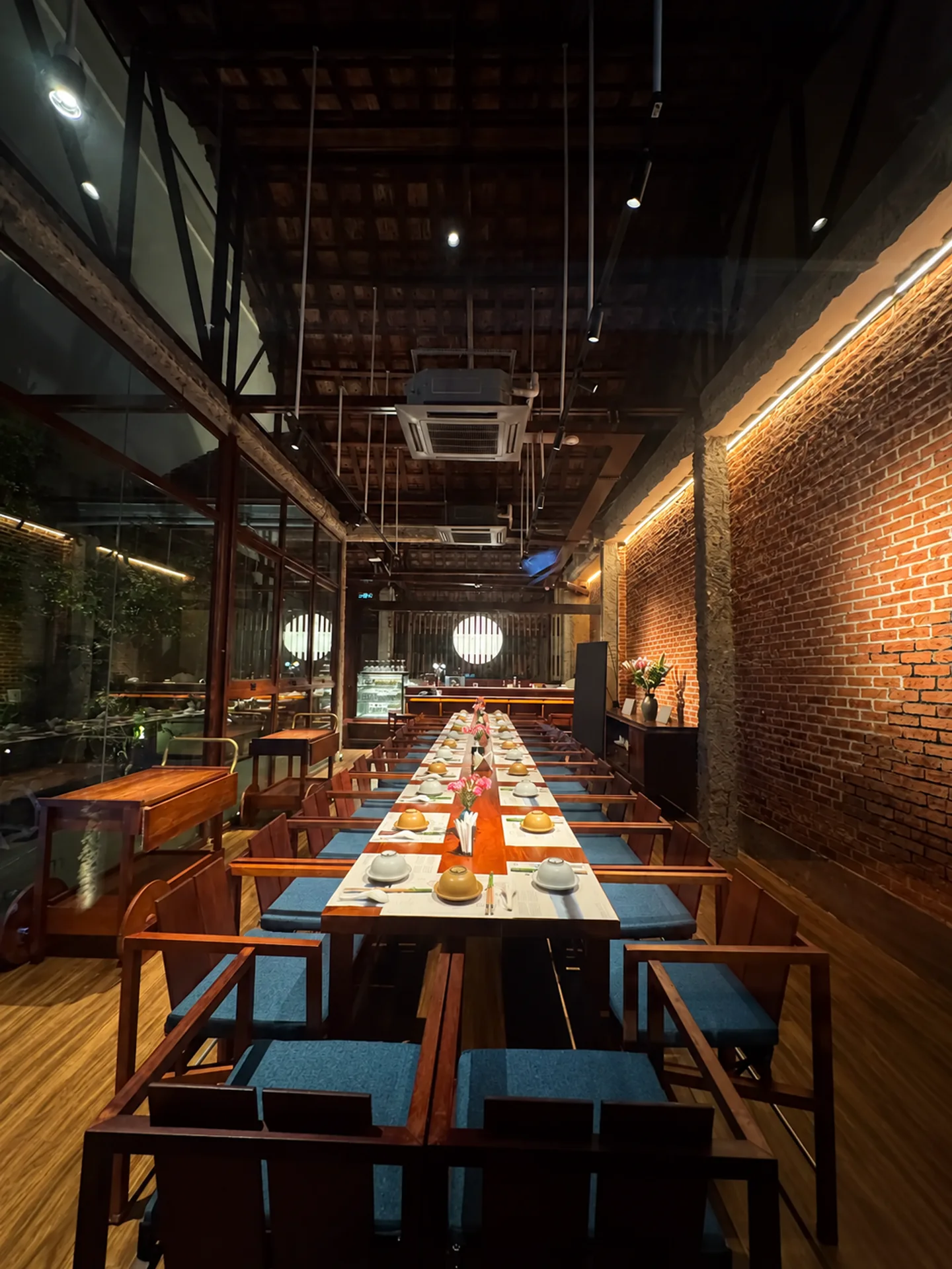 A long table prepared within the MiRi Hôm dining room
