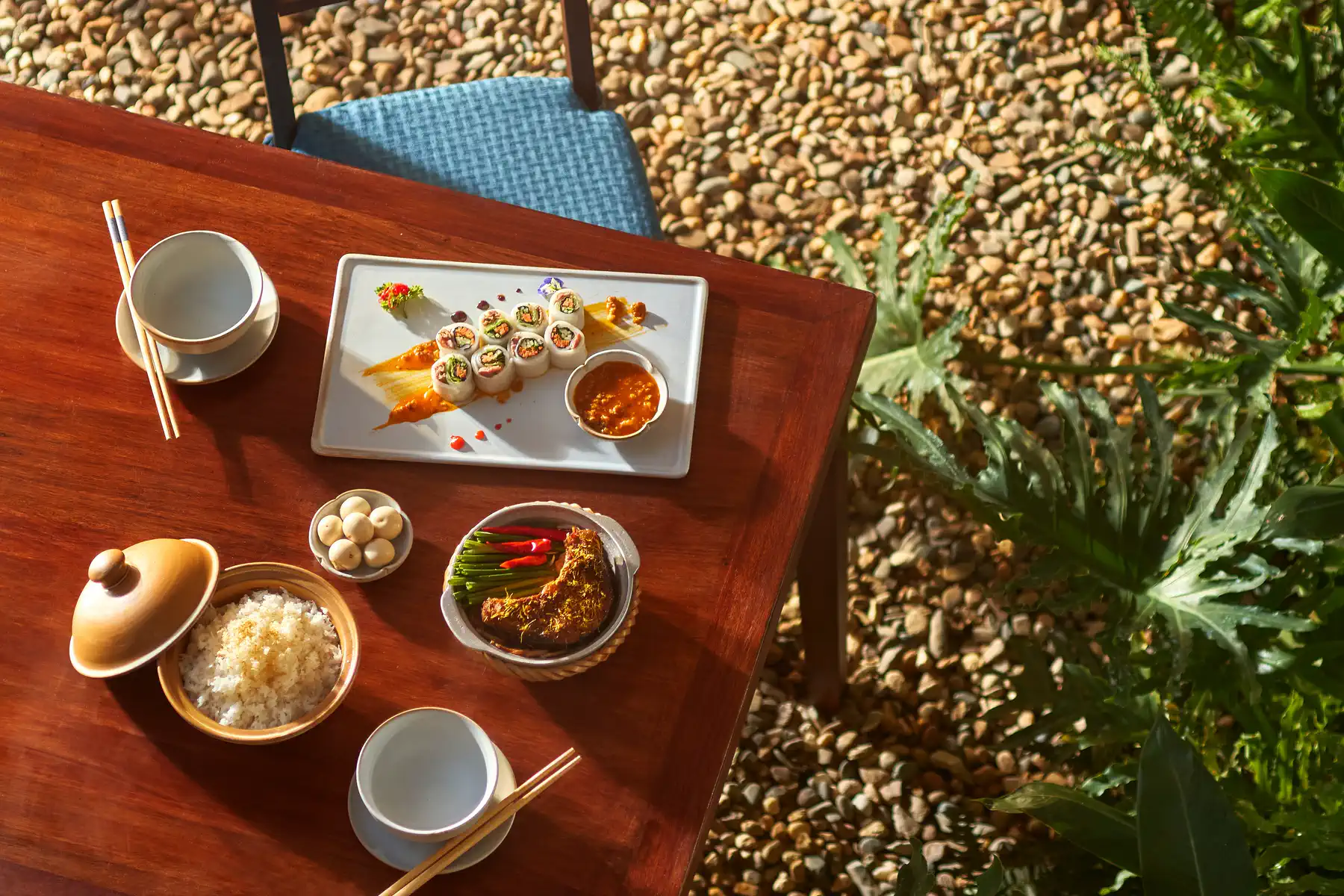 MiRi Hôm 花园餐桌上摆好的 Mâm Hôm