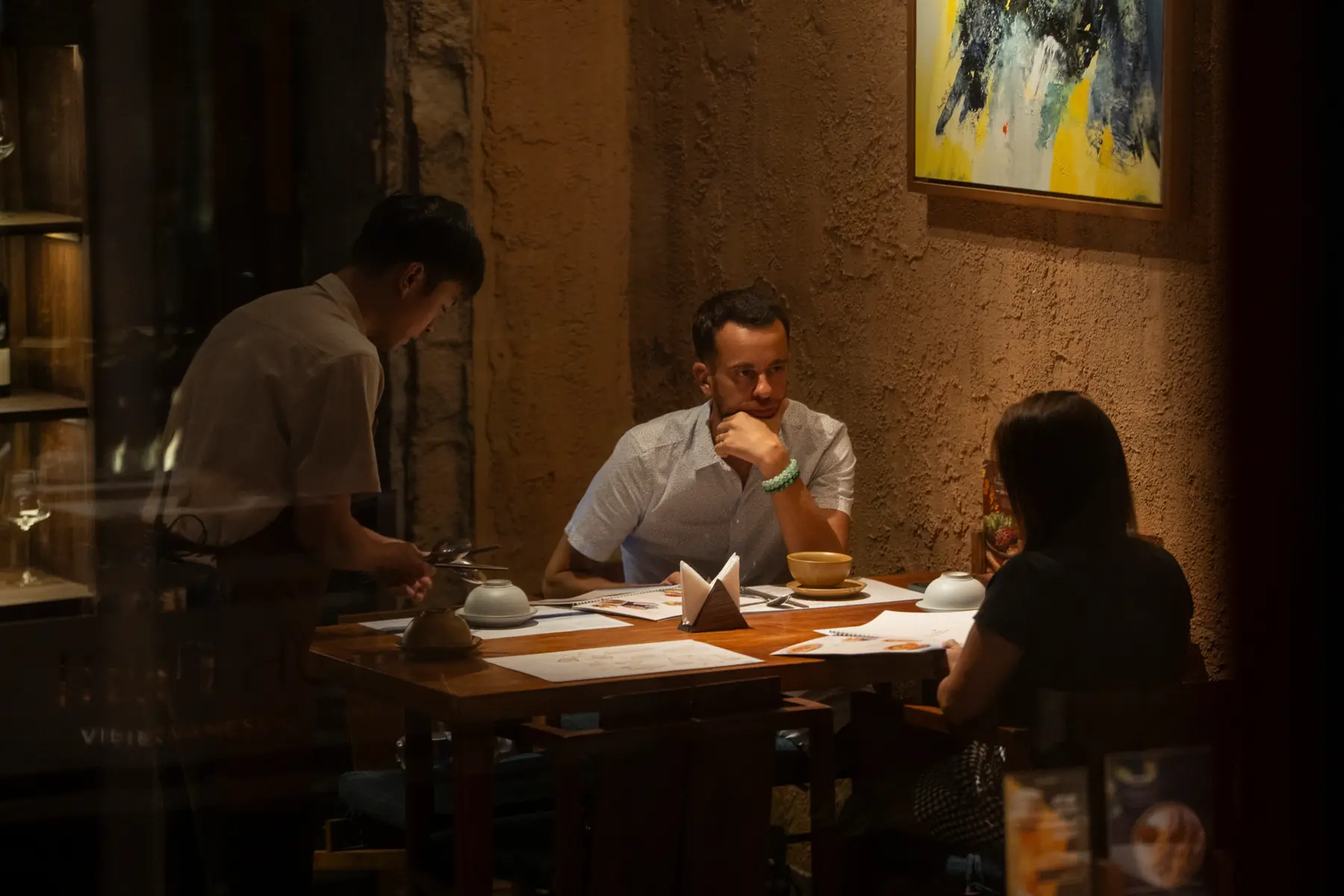 服务人员在 MiRi Hôm 的小型聚餐中照顾客人
