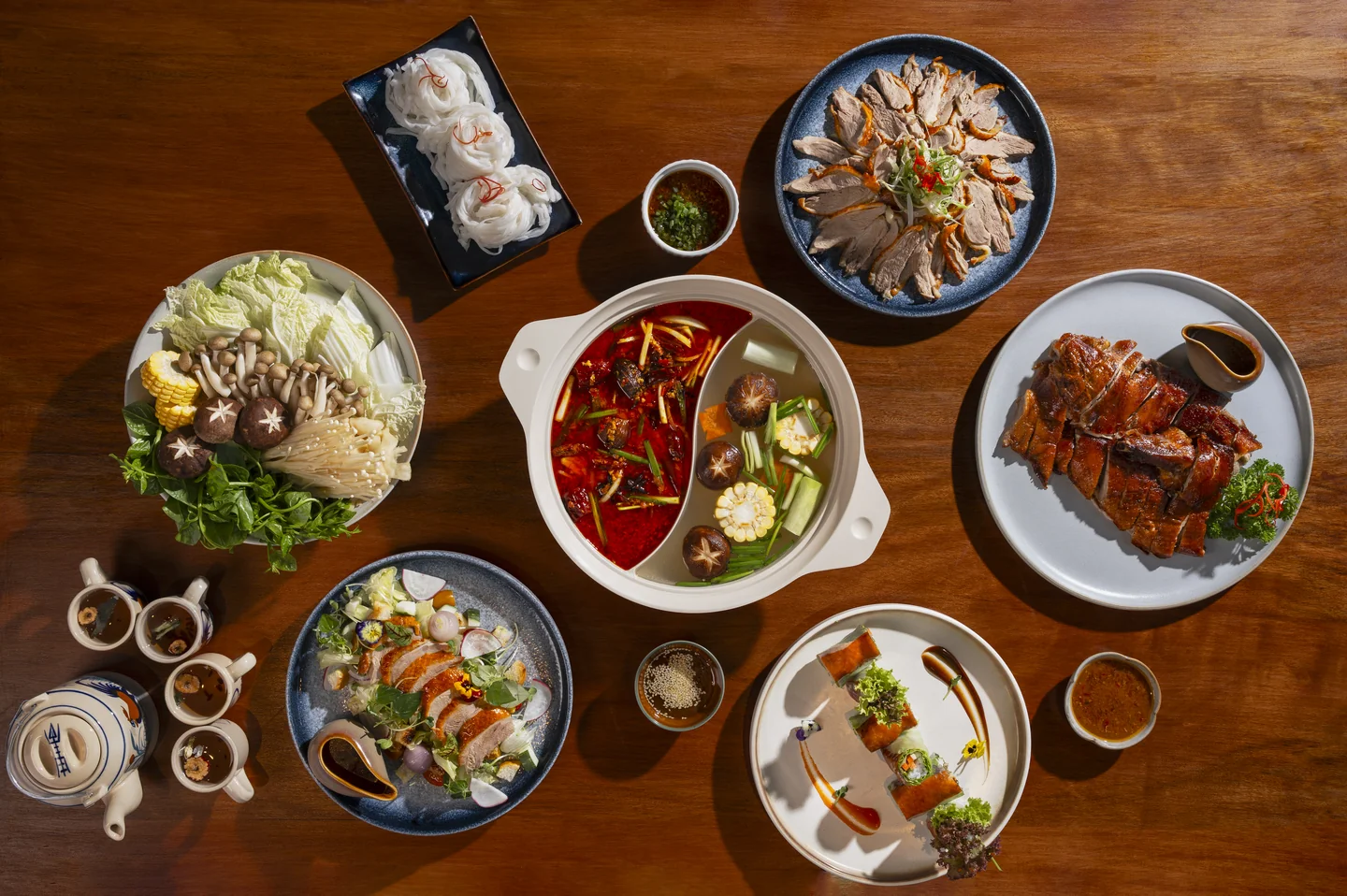 MiRi Hôm 雙味烤鴨河粉火鍋，搭配烤鴨與配菜