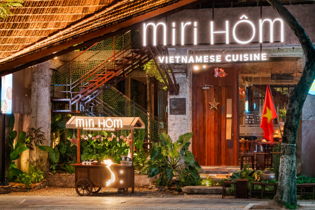 nhà hàng tổ chức tiệc cuối năm